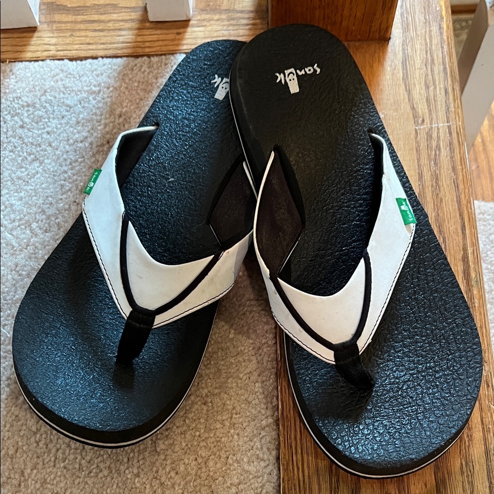 Sanuk Black and White Flip Flop Sandals - Woman size 11